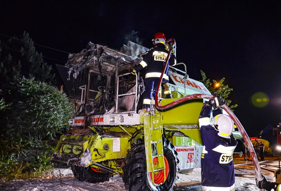 Kombajn Claas spłonął na drodze pod Jarocinem