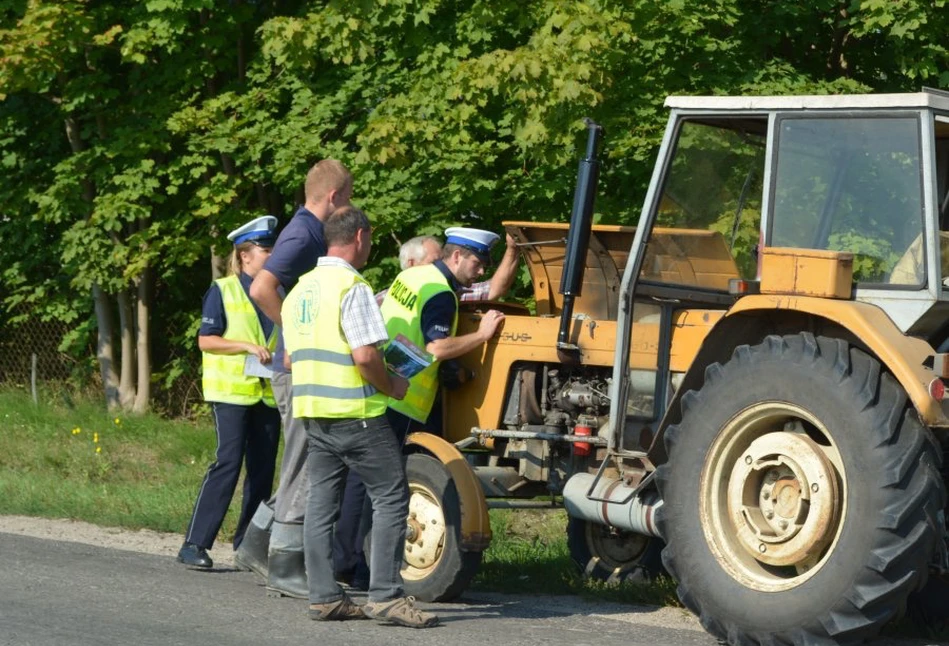 Rolnik zabrudził drogę jadąc ciągnikiem. Dostał mandat, ale grozi mu też 5 lat więzienia