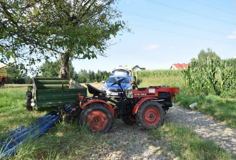 Przez drobny błąd 93-letni rolnik zginął pod kołami własnego ciągnika