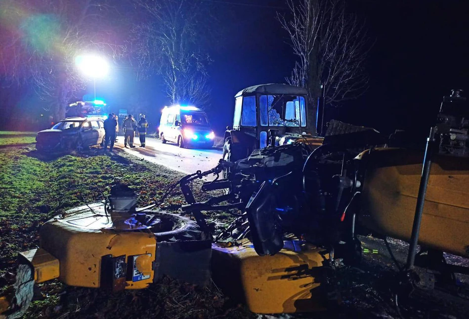 Pech dwóch rolników. Ursusem holowali drugi ciągnik, kiedy wjechało w nich auto