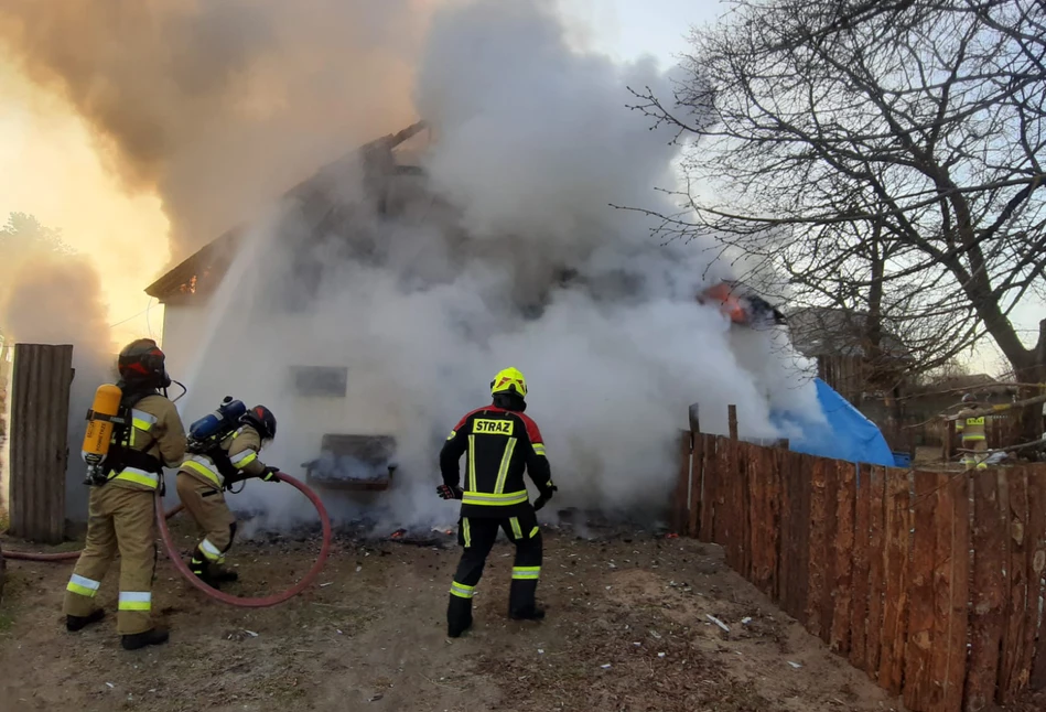 Pożar gospodarstwa pod Kościerzyną. Rolnik stracił stodołę, ale ocalono zwierzęta