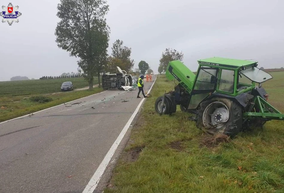 Bus taranuje ciągnik – rolnik wypadł przez tylną szybę