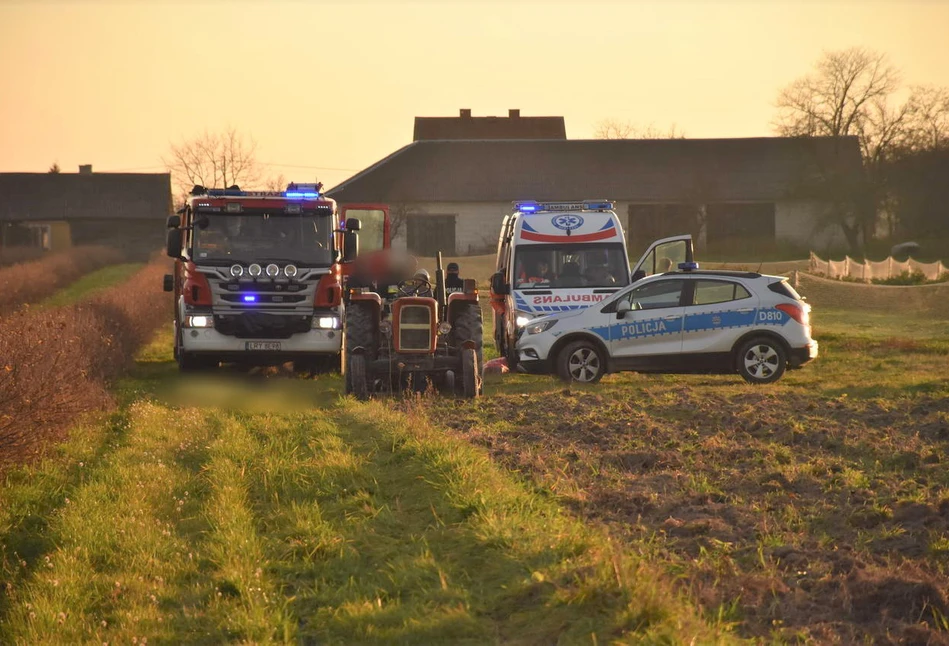 Koszmarny wypadek pod Rykami. Rolnik ZGINĄŁ wciągnięty przez glebogryzarkę