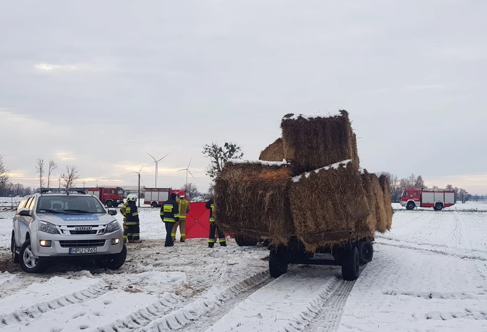 Rolnik pojechał na pole po słomę. ZGINĄŁ pod kołami ciągnika