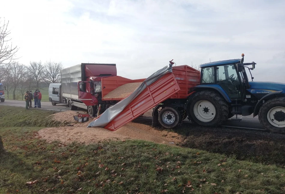 Mercedes wjechał w tył ciągnika New Holland. Aż 3 osoby ranne