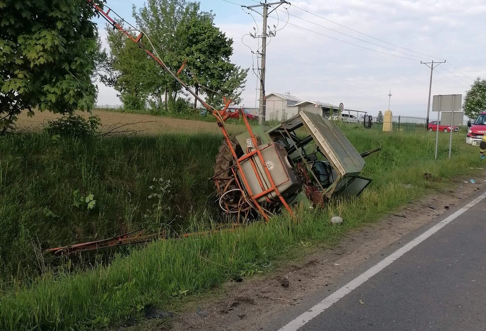 Osobówka zepchnęła ciągnik do rowu. Ranny rolnik [FOTO]