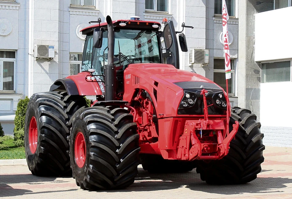 Nowy 460-konny ciągnik Belarus 4522 ma 15 ton, kamery i GPS