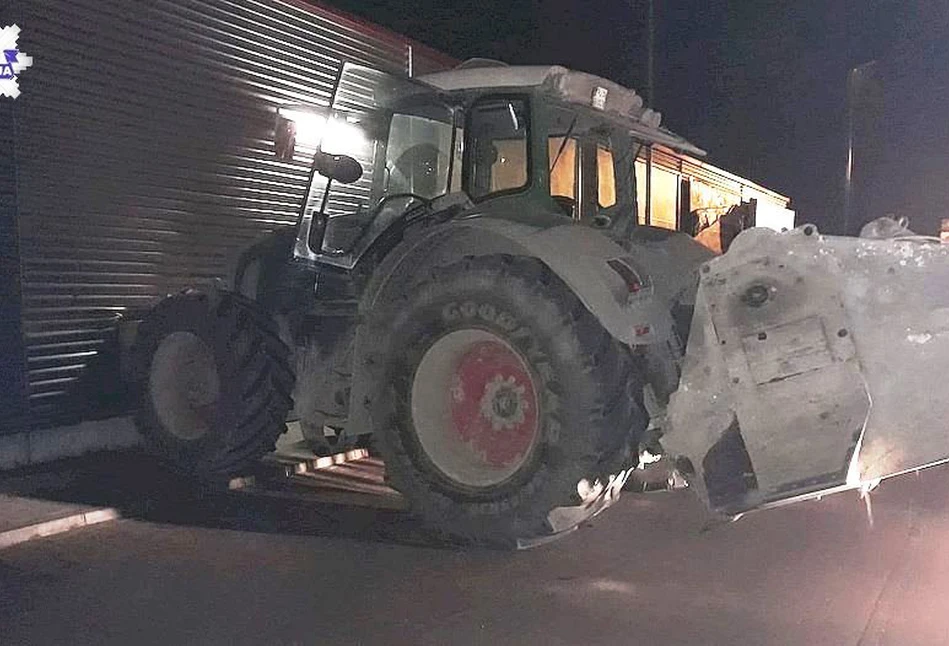 Bez uprawnień i na podwójnym gazie wjechał ciągnikiem w ścianę sklepu