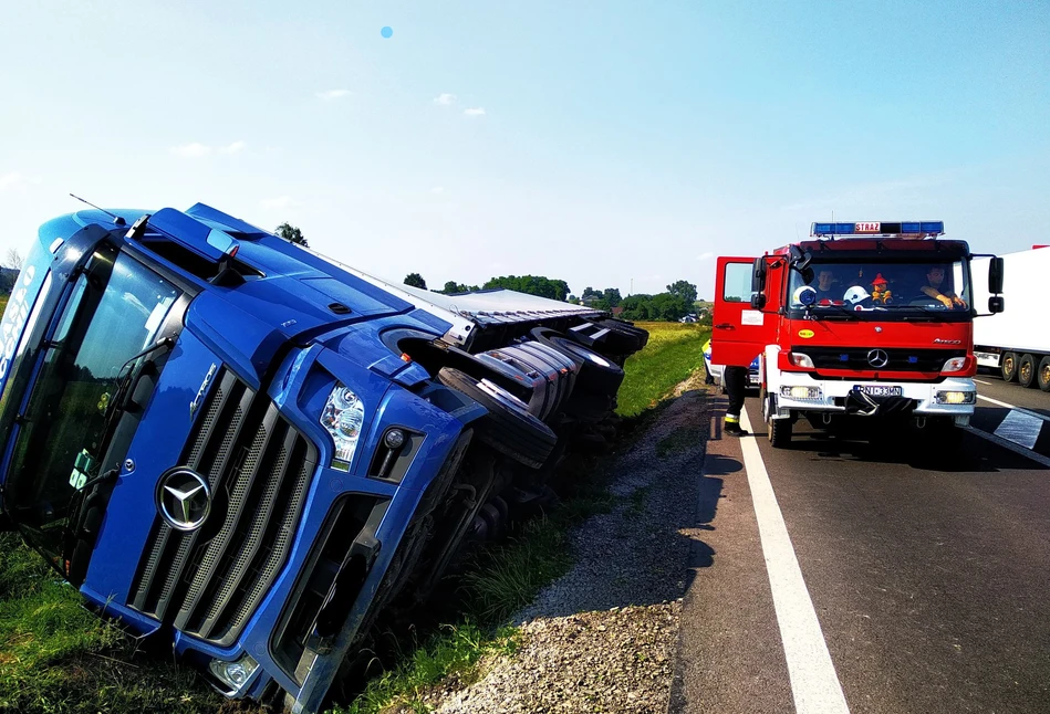 3 ciągniki w rowie przez kierowcę TIR-a