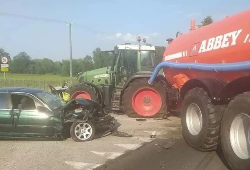 BMW staranowało ciągnik rolniczy. Po wypadku pasażerowie uciekli