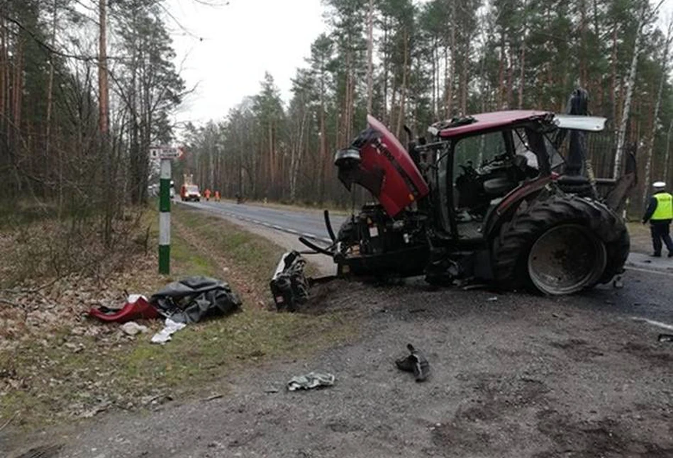 Ciężarówka zmiażdżyła ciągnik. Traktorzystę ratowało LPR [FOTO]