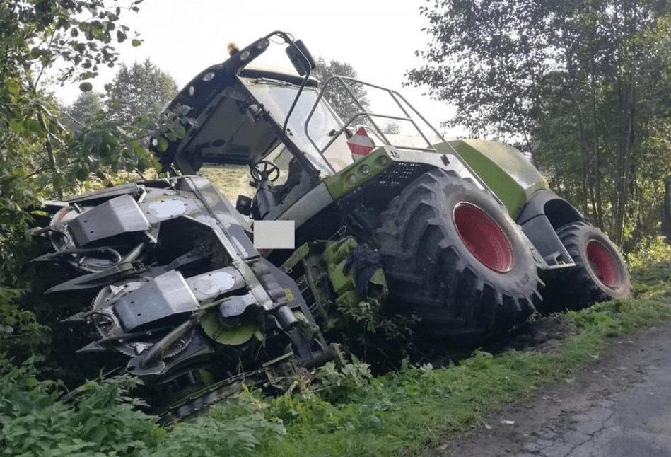 Lubelskie: Samobieżna sieczkarnia do kukurydzy w rowie