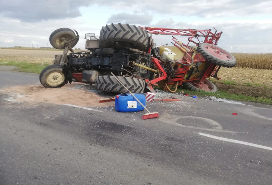 Ciężarowy Mercedes przewrócił ciągnik. Zetor rozbity [FOTO]