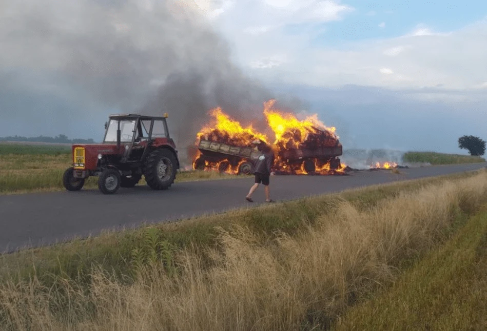 Słoma na przyczepie w ogniu