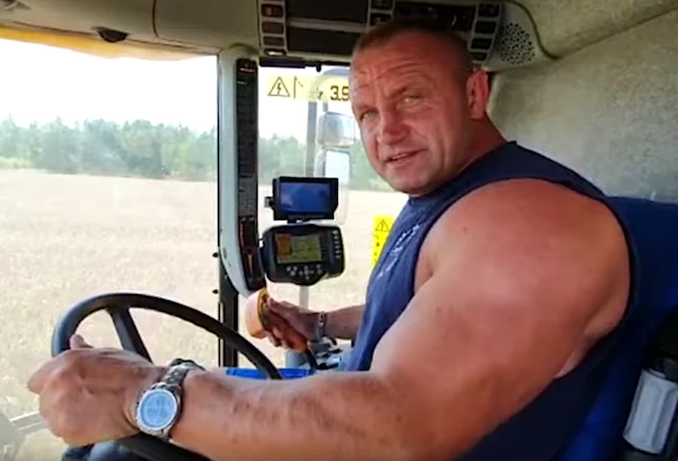 Mariusz Pudzianowski też uprawia zboże. Zobacz jak żniwuje!
