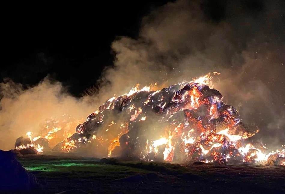 Potężny pożar stogu od fajerwerków. 300 balotów słomy poszło z dymem [WIDEO]