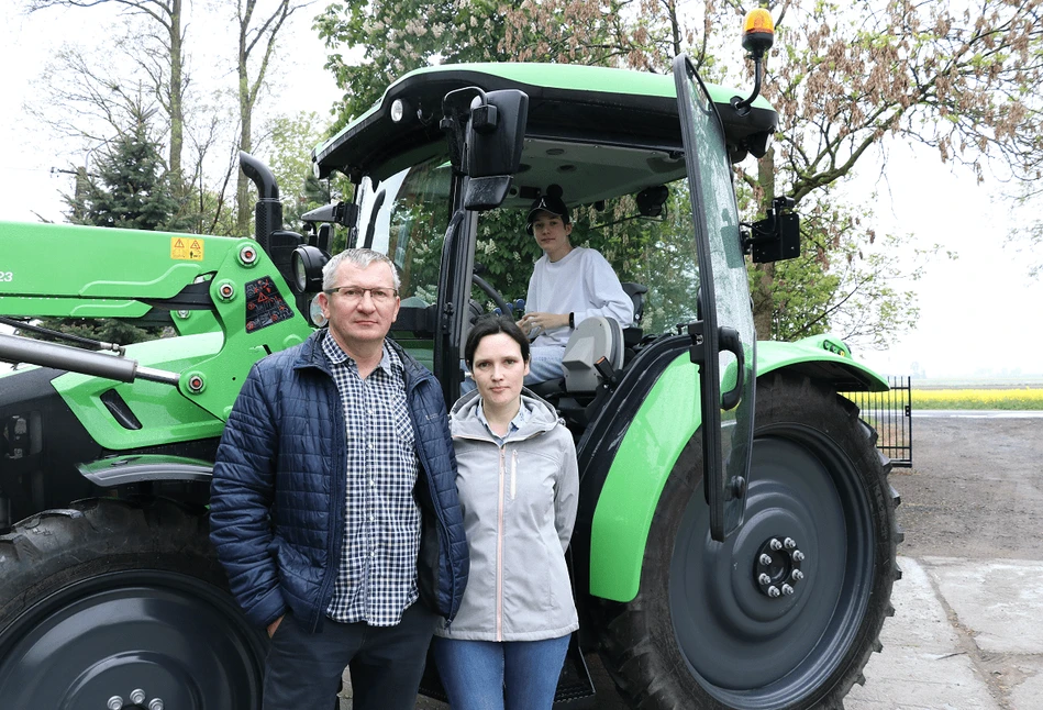 Deutz-Fahr 5105: prosty ciągnik do uprawy i załadunku o mocy 100 KM