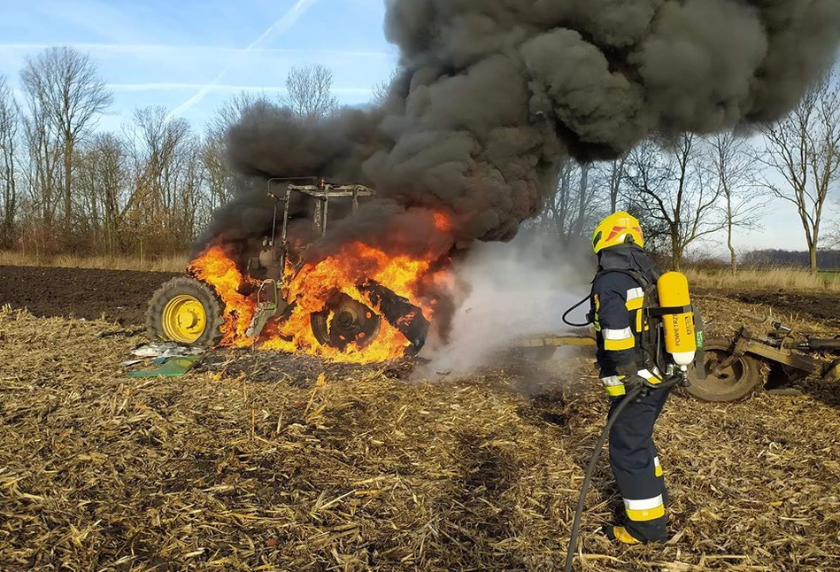 John Deere w ogniu. Pożar ciągnika pod Wrocławiem