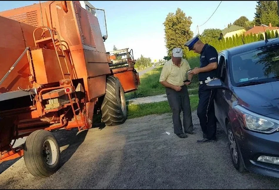 Rolnik jechał kombajnem z hederem przez miasto. Hejt i pochwały. "Szanujmy rolników, bo to oni nas karmią!"