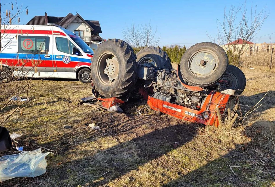 Dwóch rolników przygniecionych przez ciągniki