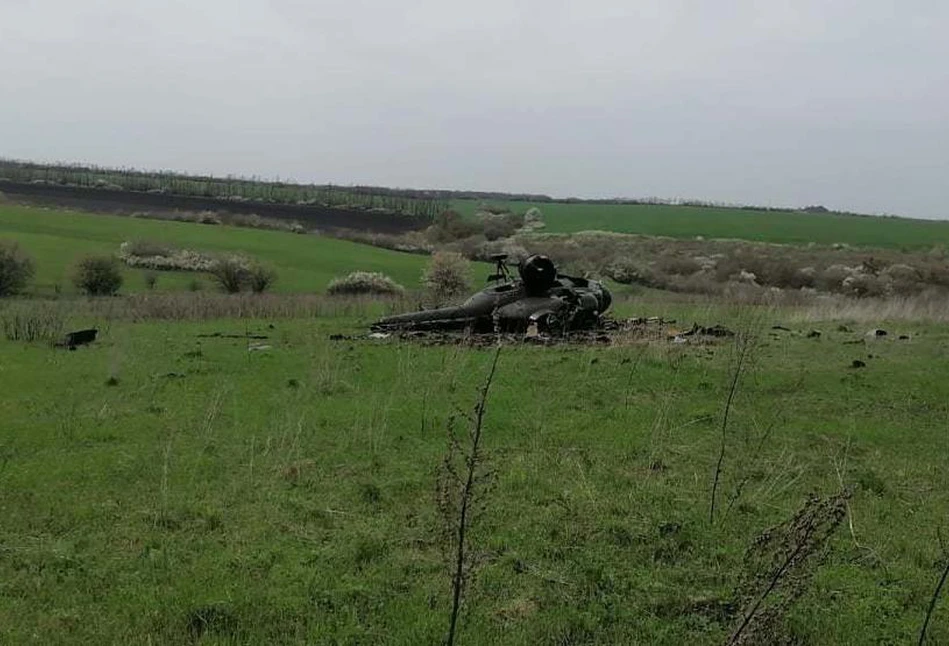 Helikopter rozbił się podczas oprysków. Nie żyje pilot [FOTO]