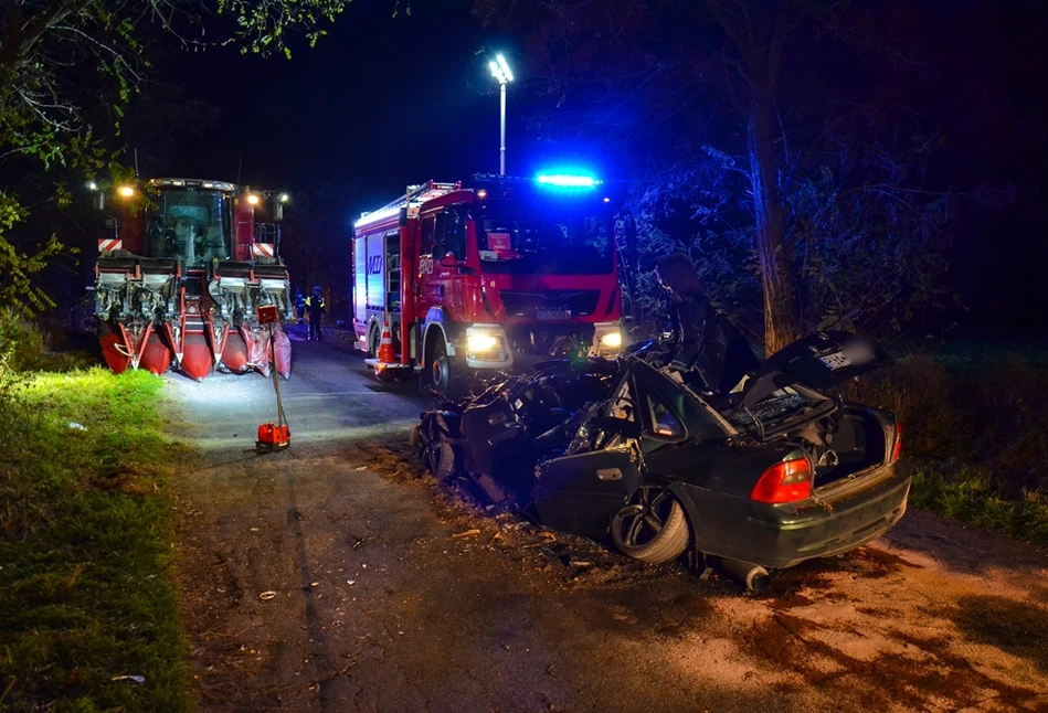 Kombajn Case zmasakrował osobówkę. 39-latek zginął na miejscu [ZDJĘCIA]