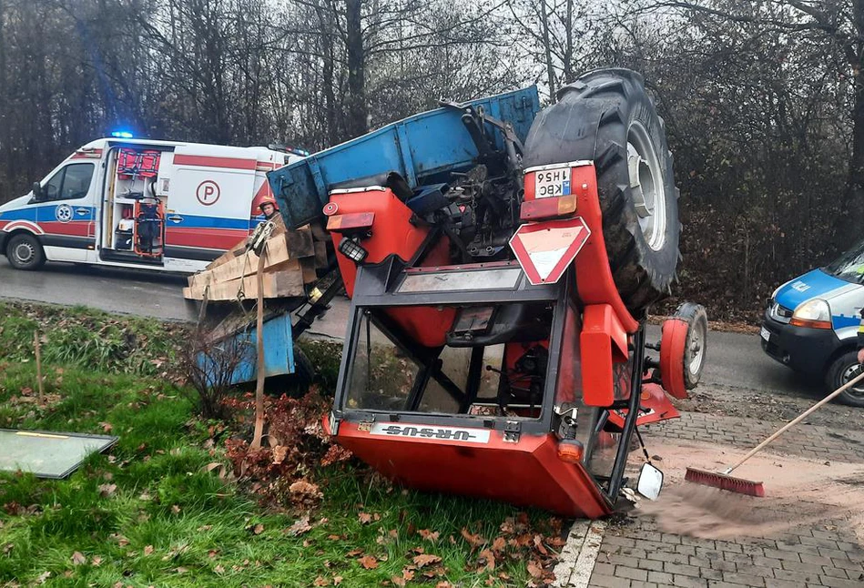 Dachowanie Ursusa. 60-latek stracił panowanie nad ciągnikiem [FOTO]