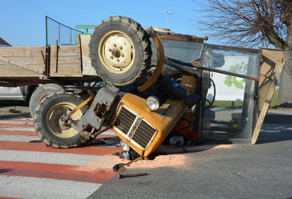 Groźny wypadek ciągnika Ursus C-330 – rolnik trafił do szpitala