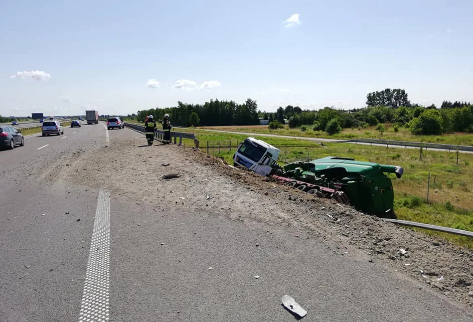 TIR wiozący kombajn John Deere wypadł z autostrady A4