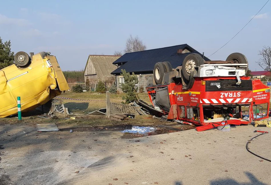 Wóz OSP dachował po zderzeniu z busem. Strażak w ciężkim stanie zabrany przez LPR