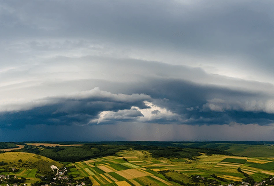 Niż Dudley - idą burze i silny wiatr. Gdzie będzie niebezpiecznie?