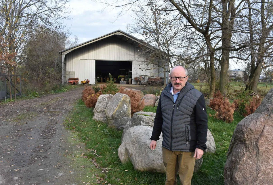 Wójt kazała postawić ogród skalny na drodze, z której korzysta rolnik. "Zawiadomiłem prokuraturę"