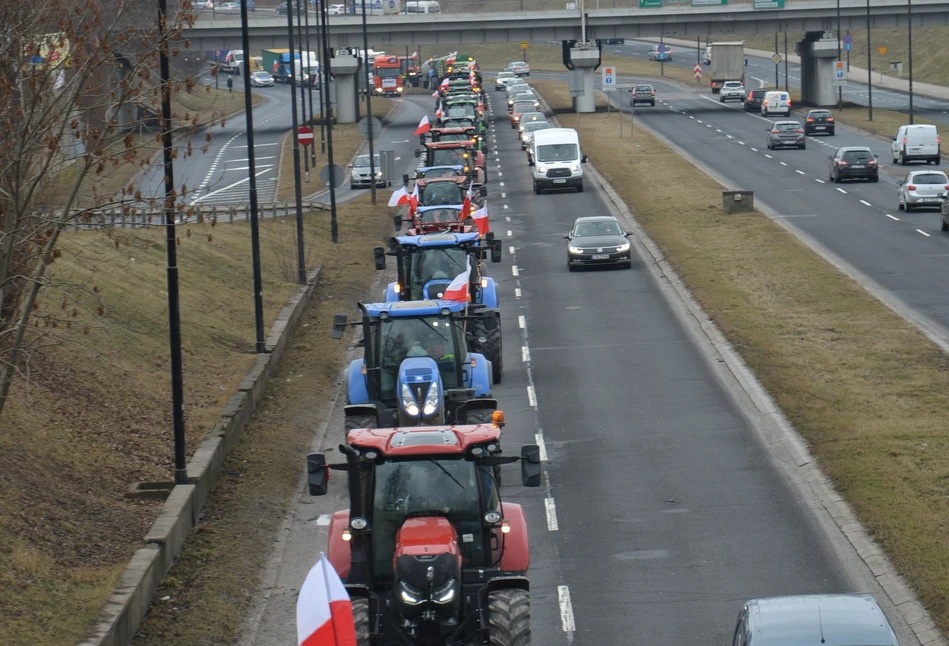 Ponad 150 ciągników wjechało do centrum Lublina. AgroUnia blokuje Al. Tysiąclecia [FOTO, FILM]