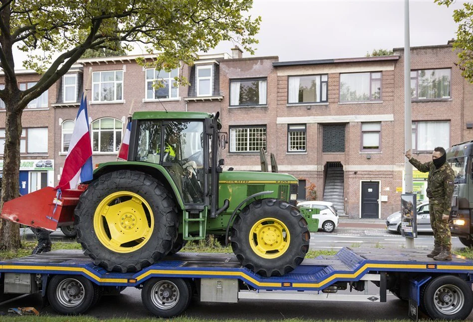 Skandal! Policja w Holandii zabiera ciągniki protestującym rolnikom