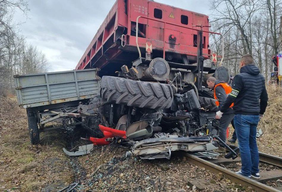 Tragedia pod Rybnikiem: pociąg zderzył się z ciągnikiem, zginął rolnik