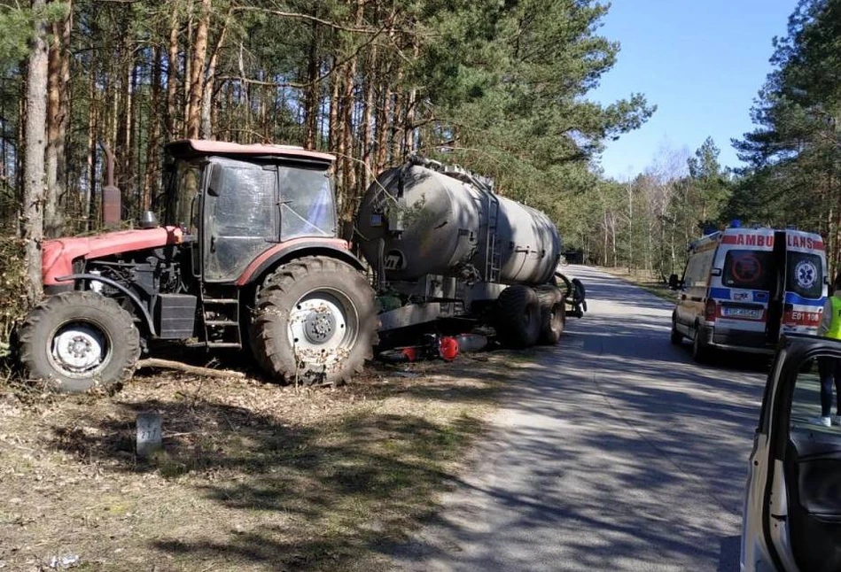 Motocyklista z impetem uderzył w ciągnik. 21-latek nie miał prawka