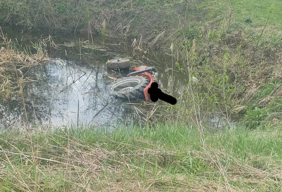 Koszmarny wypadek pod Garwolinem. Rolnik wjechał ciągnikiem do stawu. ZGINĄŁ na miejscu