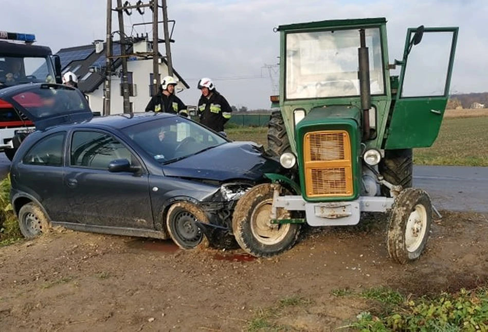 Groźny wypadek na Lubelszczyźnie. Samochód wbił się w bok ciagnika