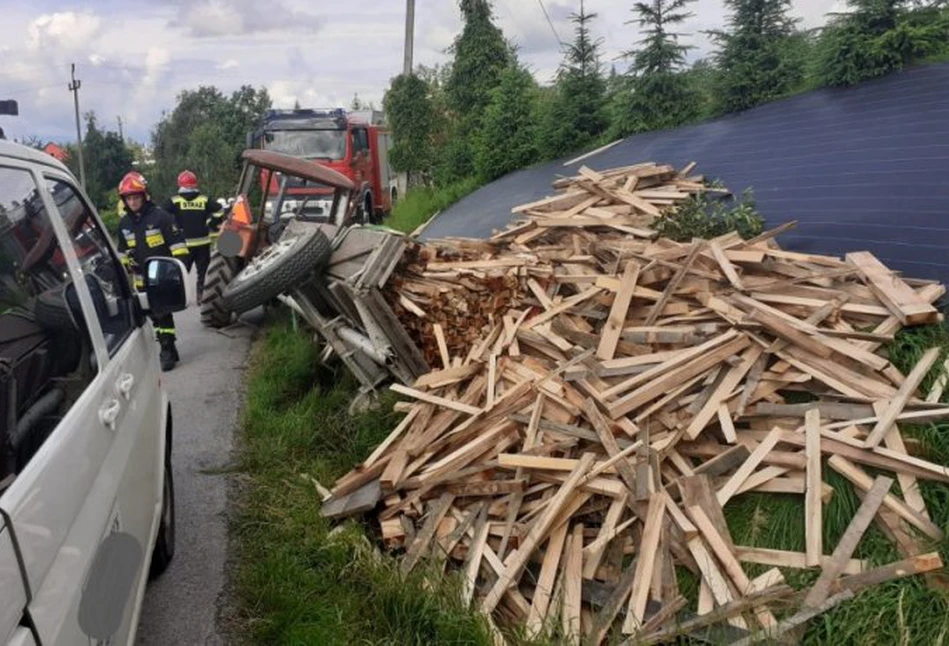 Przyczepa przygniotła mężczyznę. Interweniował śmigłowiec LPR