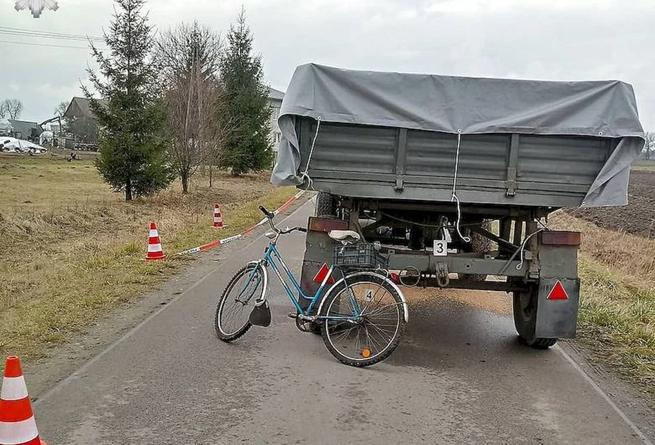 Rowerzysta zginął pod kołami przyczepy ciągnika rolniczego