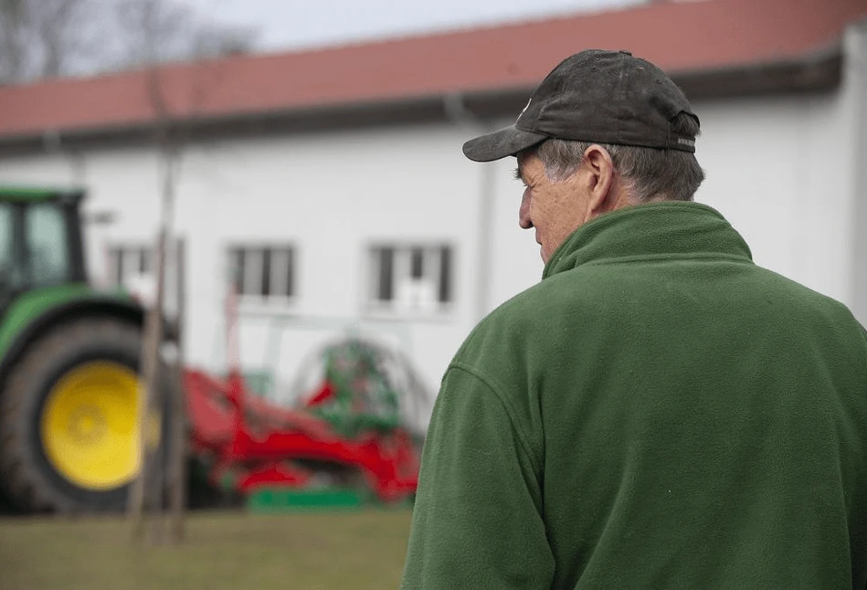 Czy rolnik-rencista musi płacić składki KRUS? Renta a praca w gospodarstwie