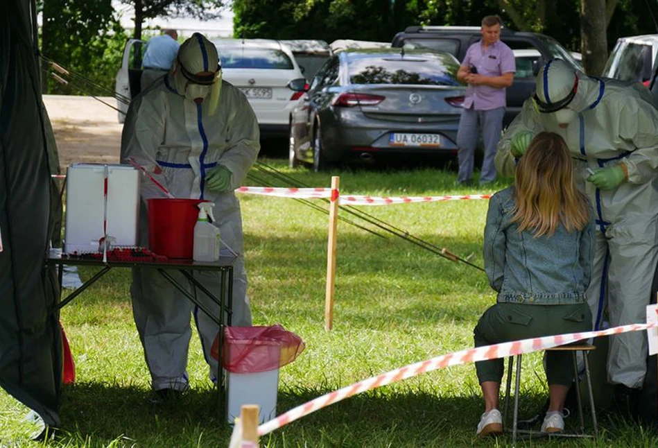 Wojsko pobiera wymazy na koronawirusa w gospodarstwie Jerzego Wilczewskiego