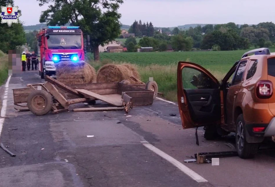 Wóz z sianem odczepił się i uderzył w jadący samochód