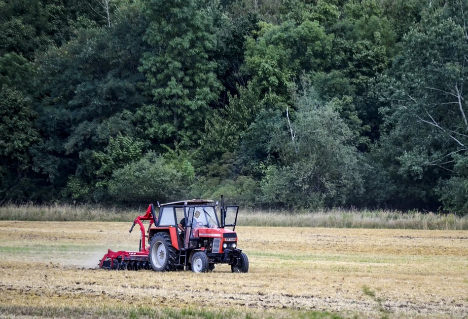 Czy właściciel może wypowiedzieć rolnikowi umowę bezczynszowego użytkowania gruntów rolnych?