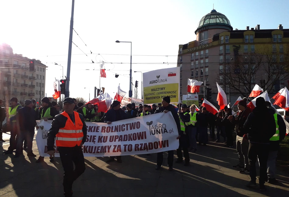 Protest rolników z AgroUnii – tego jeszcze nie było! [LIVE]