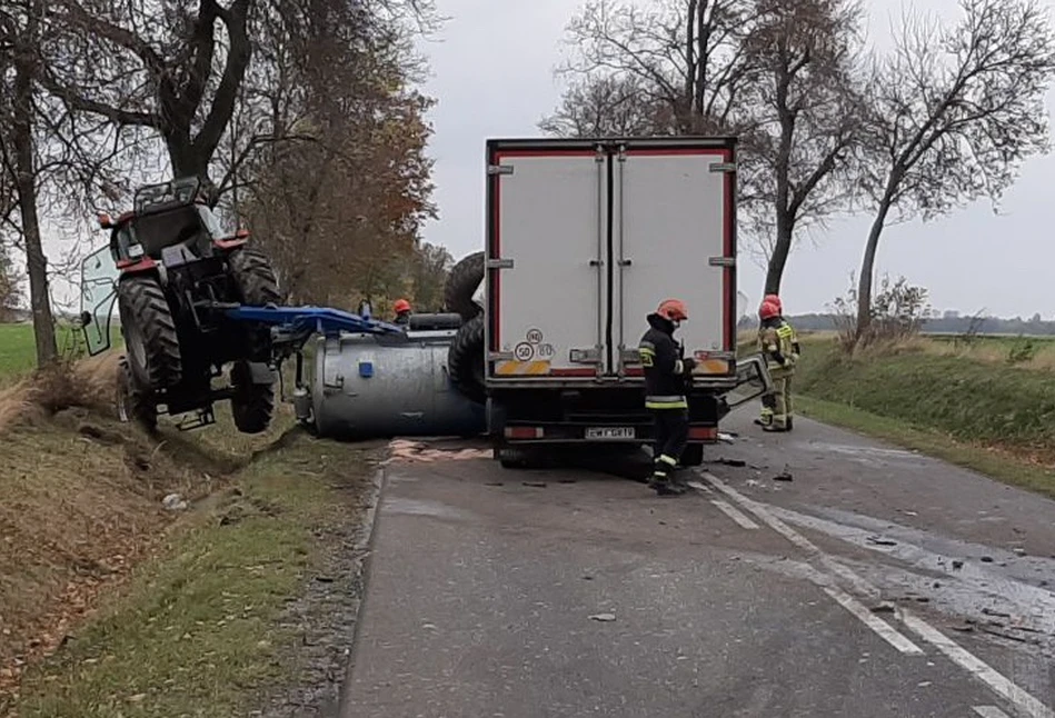 Ciężarówka taranuje ciągnik z beczką. Traktor zawisł w powietrzu