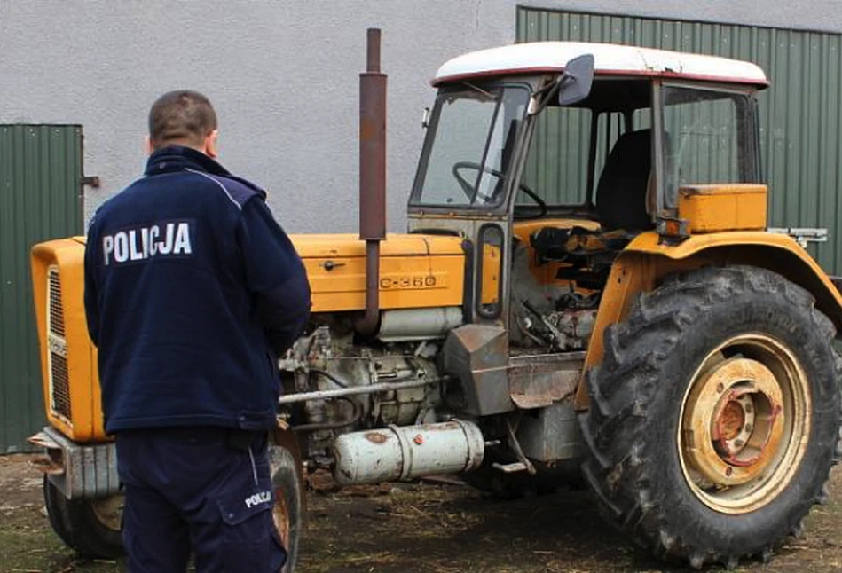 Pijany nastolatek odpalił ciągnik śrubokrętem i szarżował z kolegami po wsi