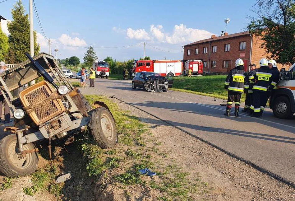 Tragiczny wypadek ciągnika i osobówki. ZGINAŁ rolnik