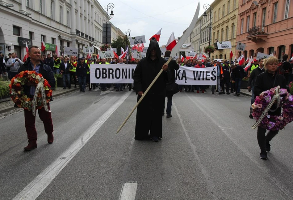 Marsz pogrzebowy polskiego rolnictwa. Tak protestowali rolnicy w Warszawie