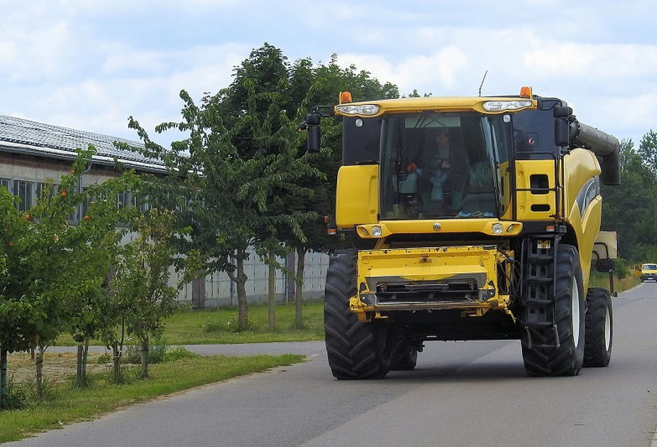 Kiedy maszyna rolnicza musi być pilotowana na drodze?